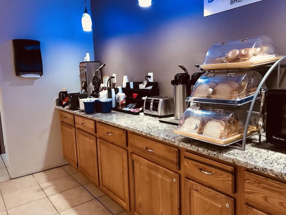 Days By Wyndham Canton Detroit Hotel 2*